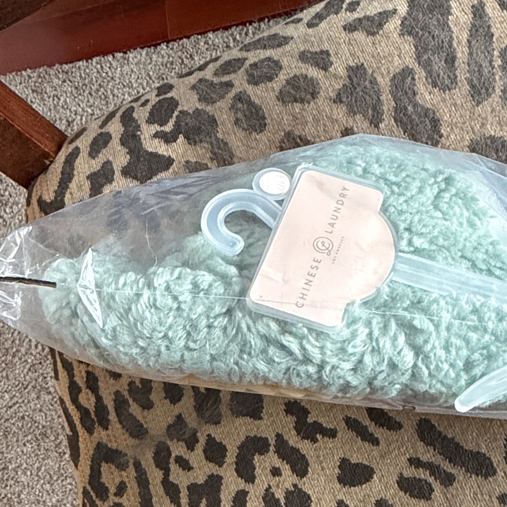Fuzzy Slippers in Light Green NEW Size Medium - Picture 6 of 6